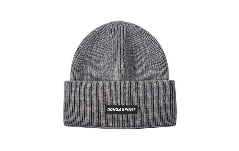 Мъжка шапка с надпис подходяща за ежедневието