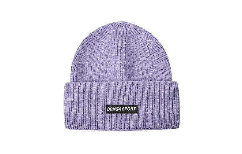 Мъжка шапка с надпис подходяща за ежедневието