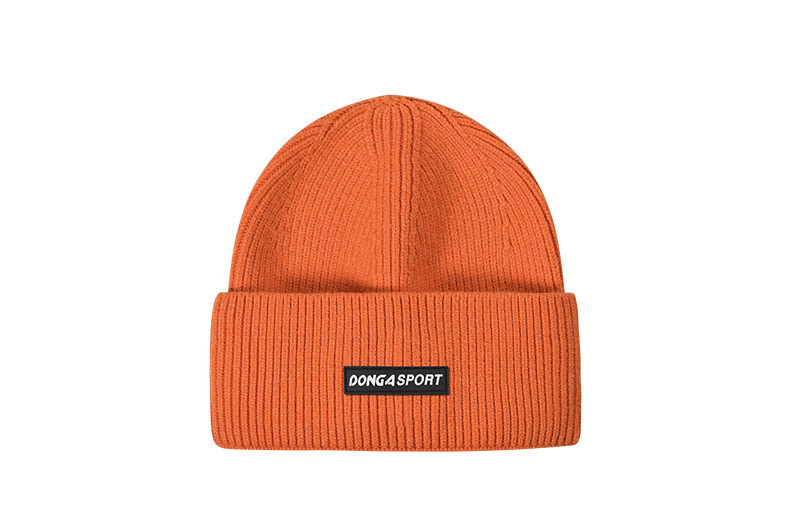 Мъжка шапка с надпис подходяща за ежедневието