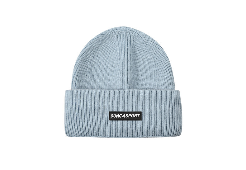 Мъжка шапка с надпис подходяща за ежедневието