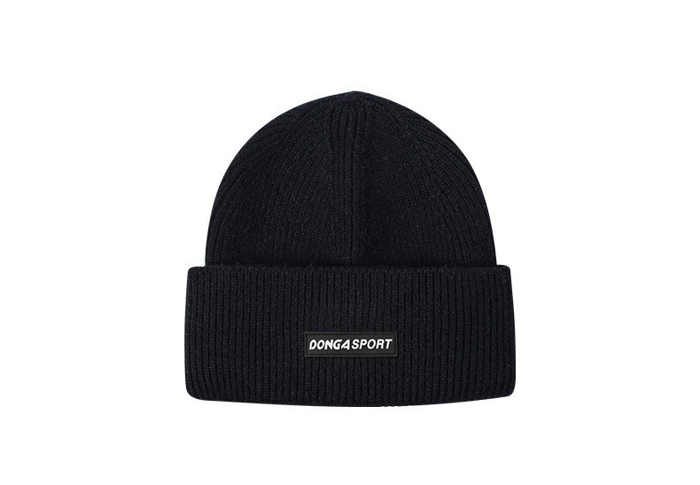 Мъжка шапка с надпис подходяща за ежедневието