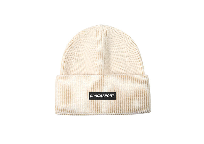 Мъжка шапка с надпис подходяща за ежедневието