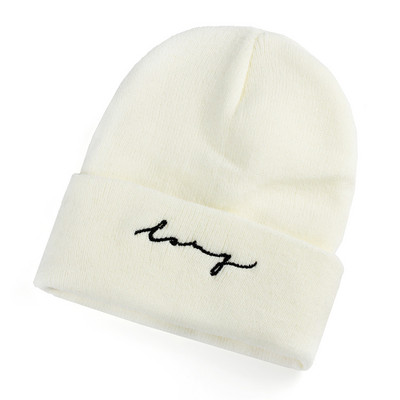 Πλεκτό μονόχρωμο καπέλο με κεντητή επιγραφή