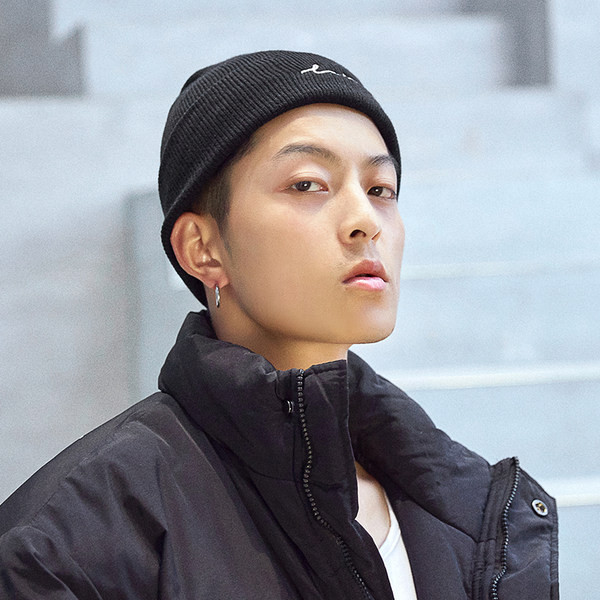 Πλεκτό μονόχρωμο καπέλο με κεντητή επιγραφή