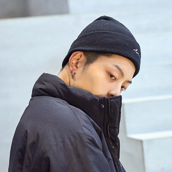 Πλεκτό μονόχρωμο καπέλο με κεντητή επιγραφή