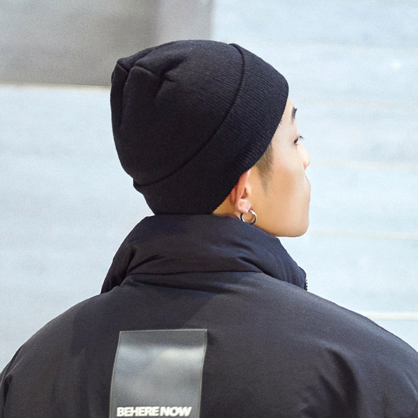 Πλεκτό μονόχρωμο καπέλο με κεντητή επιγραφή