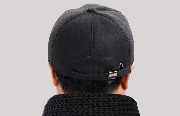 Ανδρικό καπέλο με γείσο και μεταλλικό στοιχείο