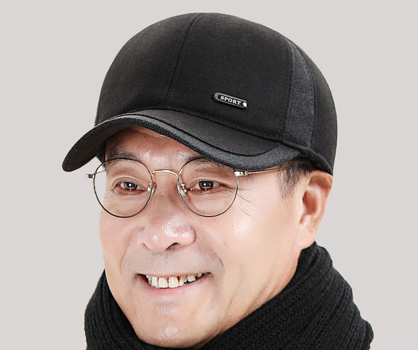 Ανδρικό καπέλο με γείσο και μεταλλικό στοιχείο