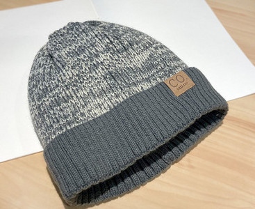 Vyriška laisvalaikio megzta kepurė su pūkais