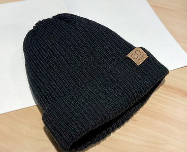 Vyriška laisvalaikio megzta kepurė su pūkais