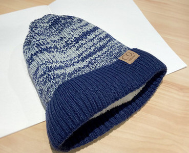 Vyriška laisvalaikio megzta kepurė su pūkais