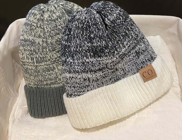 Vyriška laisvalaikio megzta kepurė su pūkais