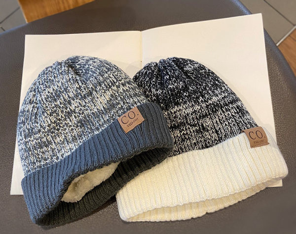 Vyriška laisvalaikio megzta kepurė su pūkais