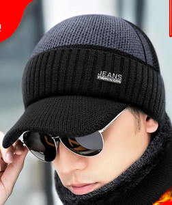 Įvairių modelių vyriška žieminė megzta kepurė su skarele