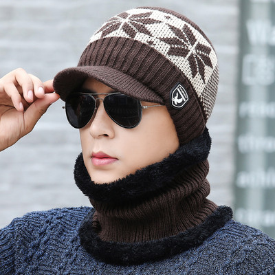 Įvairių modelių vyriška žieminė megzta kepurė su skarele