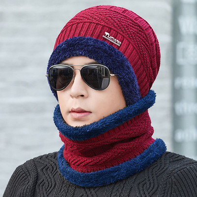 Įvairių modelių vyriška žieminė megzta kepurė su skarele