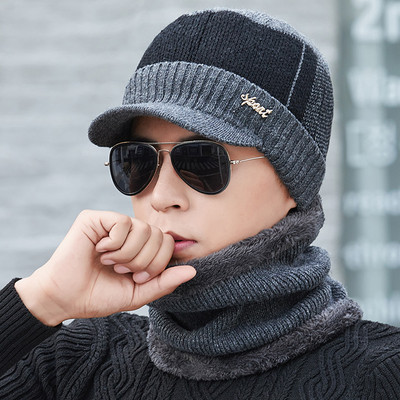 Įvairių modelių vyriška žieminė megzta kepurė su skarele