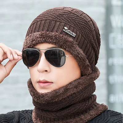 Įvairių modelių vyriška žieminė megzta kepurė su skarele