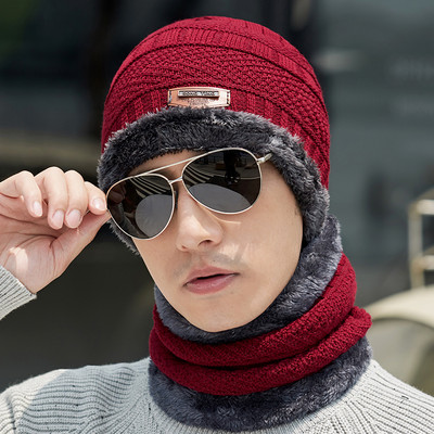 Įvairių modelių vyriška žieminė megzta kepurė su skarele