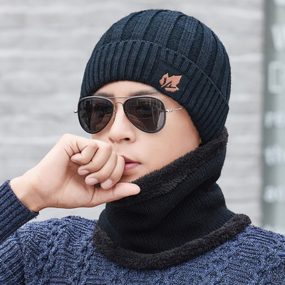 Įvairių modelių vyriška žieminė megzta kepurė su skarele