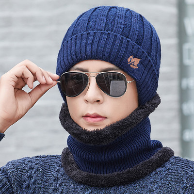 Įvairių modelių vyriška žieminė megzta kepurė su skarele