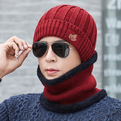 Įvairių modelių vyriška žieminė megzta kepurė su skarele