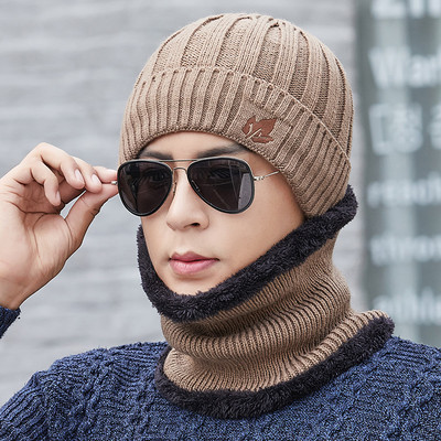 Įvairių modelių vyriška žieminė megzta kepurė su skarele