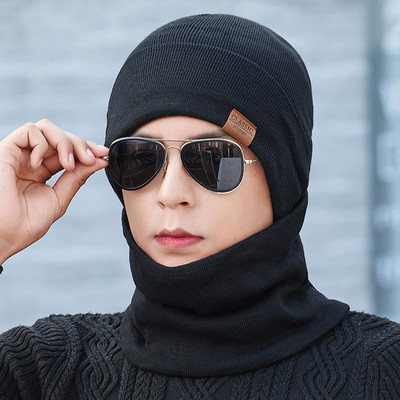 Įvairių modelių vyriška žieminė megzta kepurė su skarele