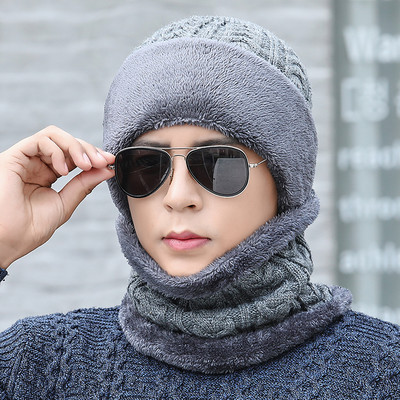 Įvairių modelių vyriška žieminė megzta kepurė su skarele