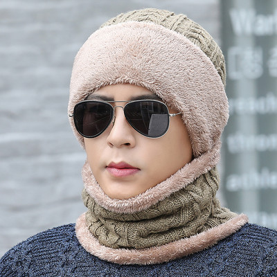 Įvairių modelių vyriška žieminė megzta kepurė su skarele