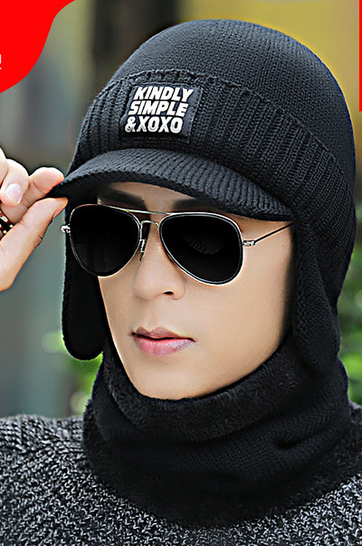 Įvairių modelių vyriška žieminė megzta kepurė su skarele