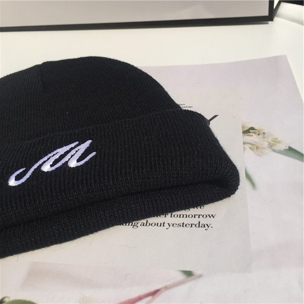 Πλεκτό ανδρικό καπέλο με κέντημα - πολλά χρώματα