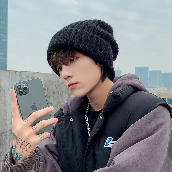 Ανδρικό πλεκτό καπέλο σε μαύρο χρώμα