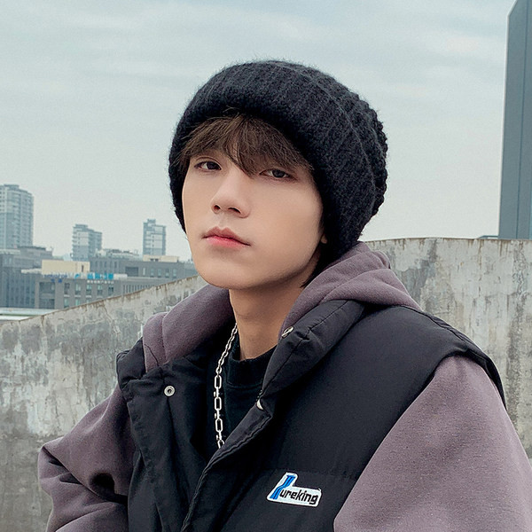 Ανδρικό πλεκτό καπέλο σε μαύρο χρώμα