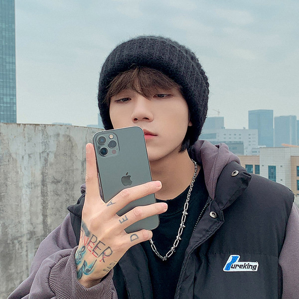 Ανδρικό πλεκτό καπέλο σε μαύρο χρώμα