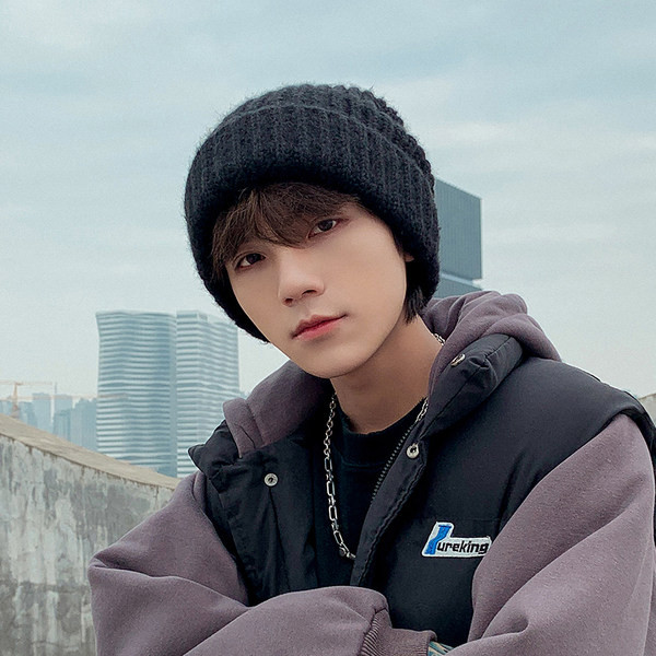 Ανδρικό πλεκτό καπέλο σε μαύρο χρώμα