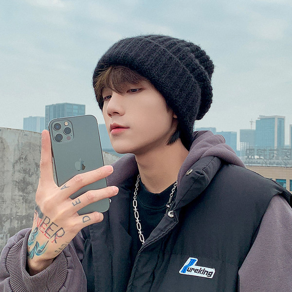 Ανδρικό πλεκτό καπέλο σε μαύρο χρώμα