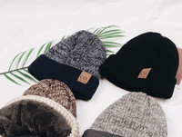 Ανδρικό χειμερινό καπέλο με βελούδινη φόδρα και επιγραφή