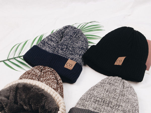 Ανδρικό χειμερινό καπέλο με βελούδινη φόδρα και επιγραφή