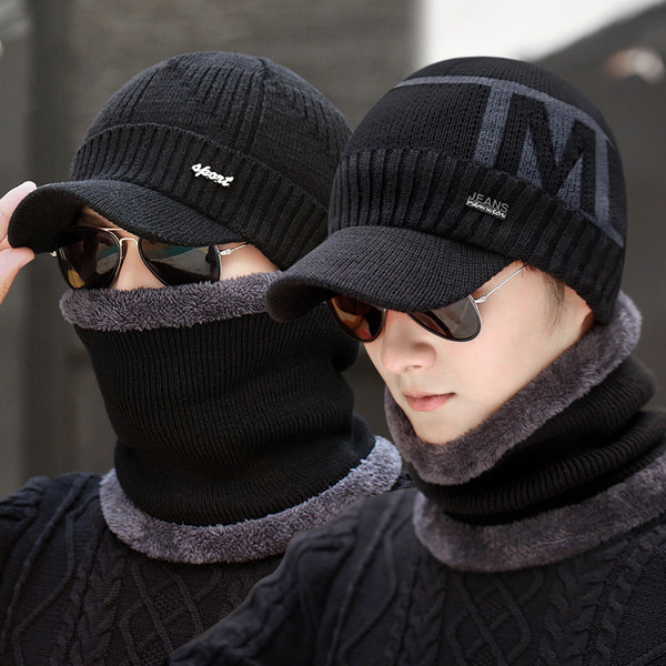 Muška zimska kapa s toplom postavom s natpisom i metalnim elementom