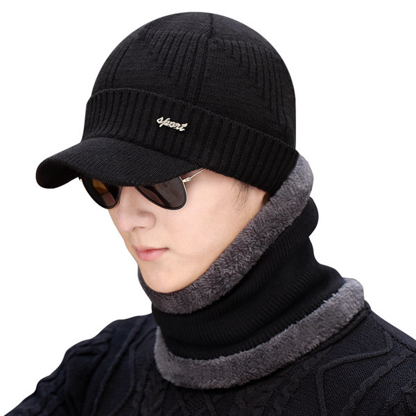 Muška zimska kapa s toplom postavom s natpisom i metalnim elementom