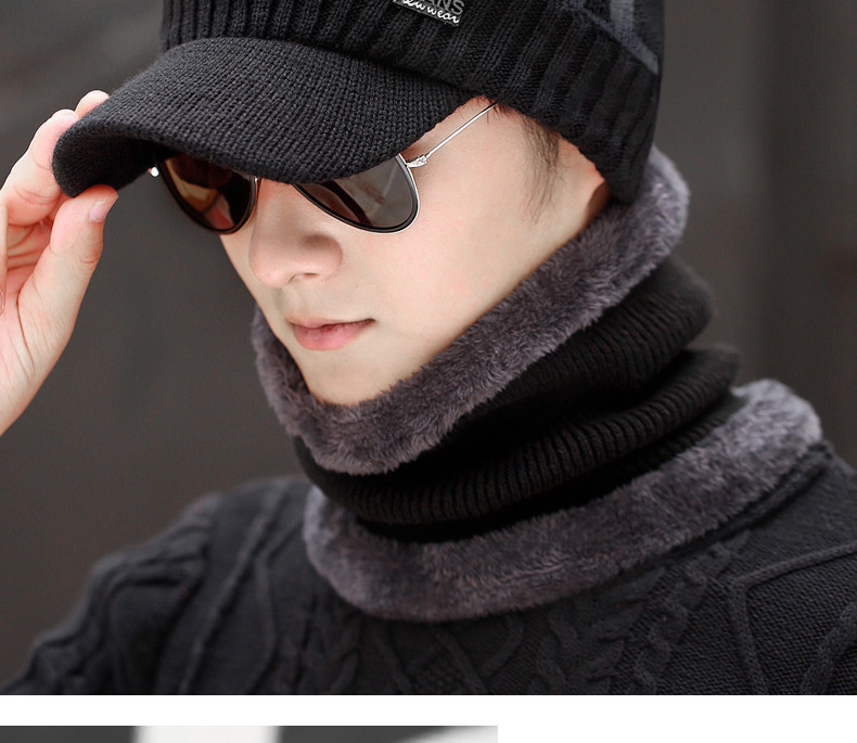 Muška zimska kapa s toplom postavom s natpisom i metalnim elementom