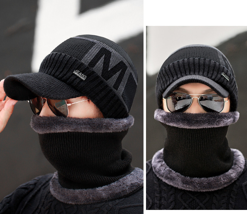 Muška zimska kapa s toplom postavom s natpisom i metalnim elementom