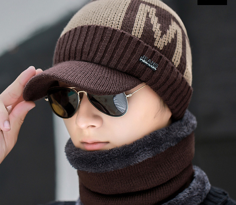 Muška zimska kapa s toplom postavom s natpisom i metalnim elementom