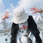 Ανδρικό βελούδινο καπέλο με κεντητή επιγραφή