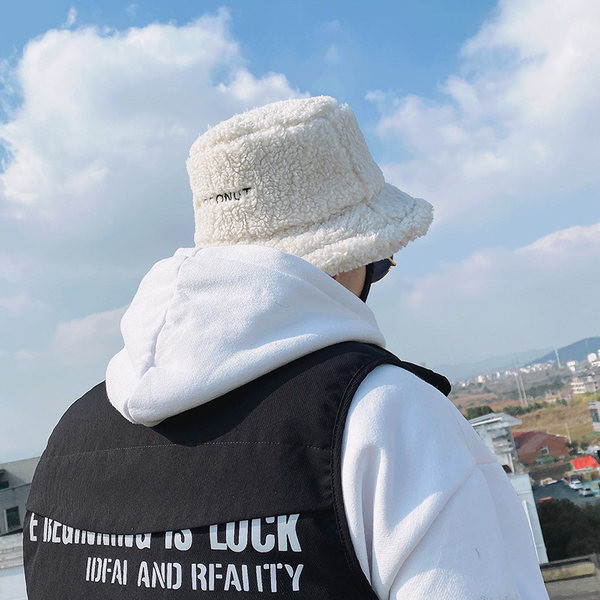 Ανδρικό βελούδινο καπέλο με κεντητή επιγραφή