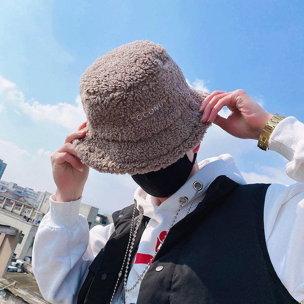 Ανδρικό βελούδινο καπέλο με κεντητή επιγραφή