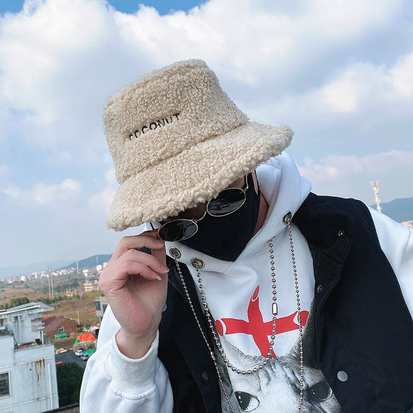 Ανδρικό βελούδινο καπέλο με κεντητή επιγραφή