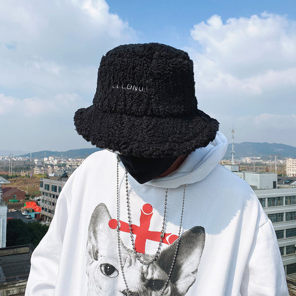 Ανδρικό βελούδινο καπέλο με κεντητή επιγραφή