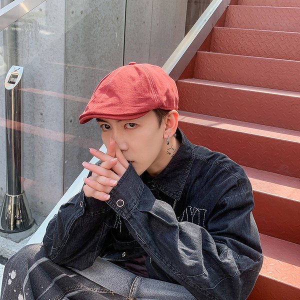 Muška kapa sa šilterom i grbom